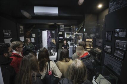 Sarajevski srednjoškolci posjetili Bosanske muzeje sjećanja: "Jako je bitno da naša djeca upoznaju svoju historiju" (FOTO)