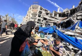 POTRESNE SLIKE IZ GAZE Izmučeni Palestinci pohrlili na pijacu po namirnice dok traje "pauza u ubijanju civila" (FOTO)
