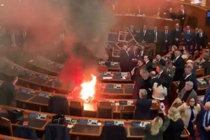 U albanskom parlamentu barikade i dimne bombe, izbio požar