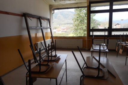 Vjetar u školi izbio kompletan prozor sa štokom: Povrijeđena učenica, a nastava prekinuta (FOTO)