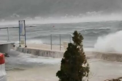 Apokaliptične scene iz Crne Gore: Vjetar nosi sve pred sobom, talasi prevrću barke i manje brodove (FOTO, VIDEO)