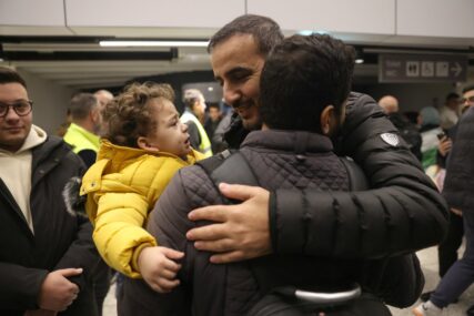 Zagrljaji i suze na sarajevskom aerodromu: Porodice dočekale svoje najmilije (FOTO)