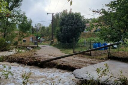 U Karlovcu nevrijeme rušilo stabla i telefonske stubove