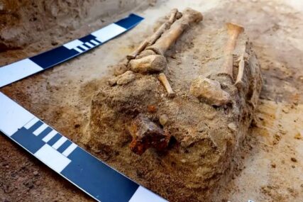Arheolozi u Poljskoj pronašli "dijete vampira" iz 17. st. Pokopan s lokotoma na nogama