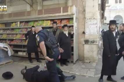 Izraelska policija pretukla Jevreje koji daju podršku Palestini
