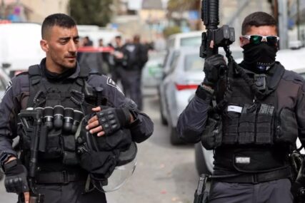 Nožem izbodeni policajac i policajka u Jerusalemu, napadač ubijen