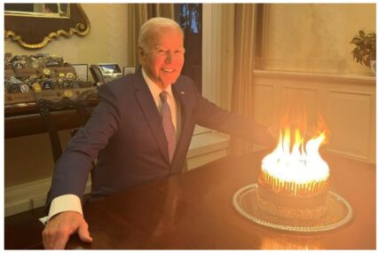 Bidenova rođendanska fotografija postala predmet ismijavanja: "Torta izgleda kao njegova finalna destinacija"
