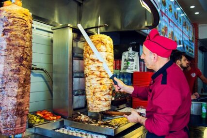 Bivši zaposlenik kebabdžinice otkrio šta se događa s mesom nakon kraja radnog vremena