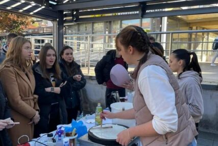 Livanjski gimnazijalci organizovali humanitarnu akciju "Jedna slastica za jednu namirnicu"
