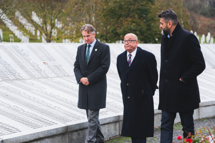Visoka delegacija UK u Srebrenici: Podrška Memorijalnom centru jer učimo iz prošlosti zbog budućnosti