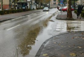 Vogošćanska centralna ulica: Prilikom svake kiše stvaraju se lokve, pa pješaci bježe da ih vozači ne "okupaju"