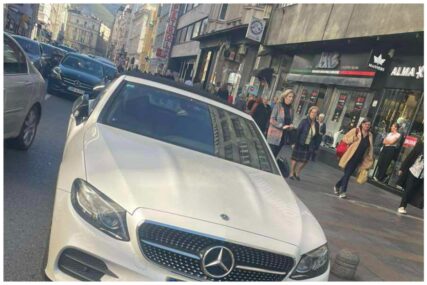 Sarajevska svakodnevnica: Parkirala automobil nasred Titove i 'skoknula' po pitu