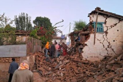 U zemljotresu u Nepalu poginulo najmanje 128 ljudi: Mnoge kuće su se urušile, broj mrtvih će rasti