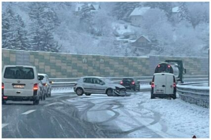 Saobraćajna nesreća na autoputu prema Sarajevu: Vozi se jednom trakom