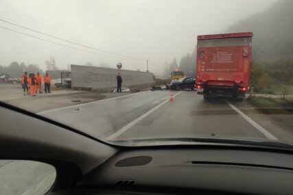 Teška saobraćajna nesreća kod Busovače: U sudaru dva automobila lakše povrijeđeni vozači