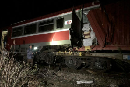 Više od 50 osoba povrijeđeno u sudaru putničkog i teretnog voza u Srbiji