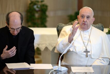 Papa Franjo kaznio svog najžešćeg kritičara