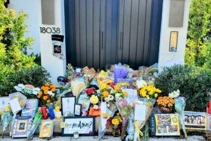 Ispred kuće Matthewa Perryja, fanovi ostavljaju darove i cvijeće