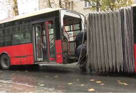 U Beogradu se gradski autobus prepolovio u vožnji