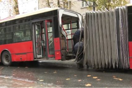 U Beogradu se gradski autobus prepolovio u vožnji