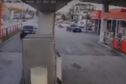 (VIDEO) Tragedija izbjegnuta za dlaku: Vozač u Gradačcu pretekao automobil prolaskom kroz benzinsku pumpu