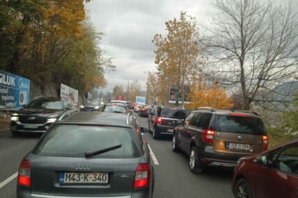 Petak u Sarajevu: Velike saobraćajne gužve na ulicama (FOTO)