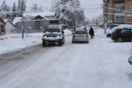 (FOTO) Vanredna situacija u Sjenici, domaćinstva bez struje, zavejani seoski putevi