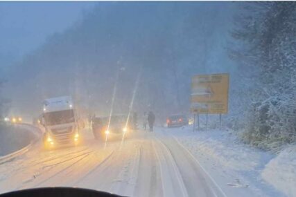 Udesi, kolone automobila i obustava saobraćaja: Snijeg stvara haos na cestama u BiH