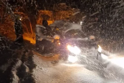 Proglašena vanredna situacija u Sjenici zbog snijega: Vatrogasci i građani spasili tri zavejane osobe