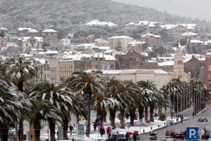 Snježni haos u Dalmaciji: Zaglavljeni autobusi i kamioni, kolaps kod Klisa