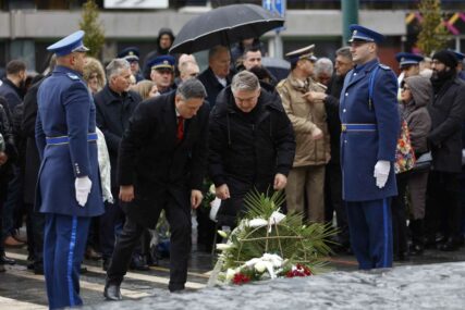 Dan državnosti BiH: Položeno cvijeće na Spomen-obilježje ubijenoj djeci opkoljenog Sarajeva