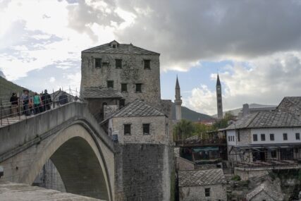 Filozofski fakultet Sveučilišta u Mostaru uklonio džamije koje se vide iza Starog mosta na plakatu za Ljetnu školu
