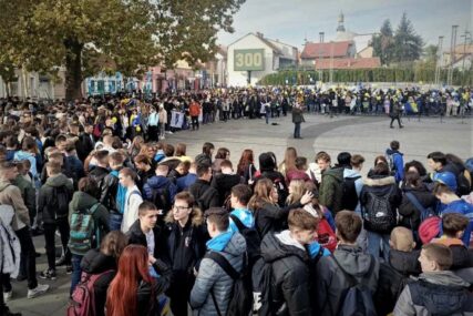 Učenici na Trgu slobode u Tuzli obilježili Dan državnosti BiH