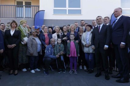 Von der Leyen i Krišto uručile ključeve novih stanova raseljenim porodicama