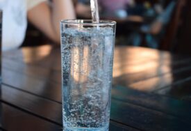 Volite mineralnu vodu? Stručnjaci otkrili kako ona utječe na naše zdravlje