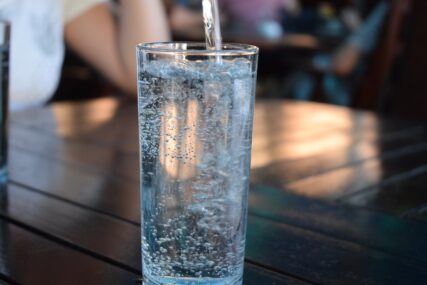Volite mineralnu vodu? Stručnjaci otkrili kako ona utječe na naše zdravlje
