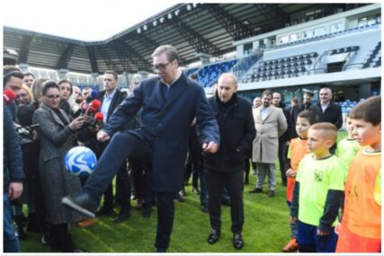 Vučić pokazao “fudbalsko umijeće” i otvorio novi stadion Lagator