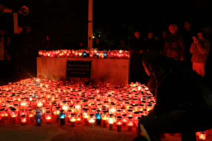 Mostarci odali počast: Paljenje svijeća u znak sjećanja na žrtve grada heroja Vukovara
