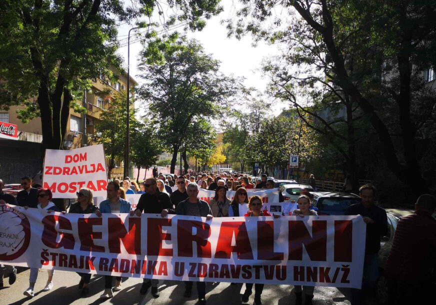 Protestna šetnja zdravstvenih radnika u Mostaru 