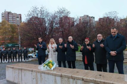 Polaganjem cvijeća na spomeniku 'Kameni spavač' obilježen Dan državnosti BiH u Zenici