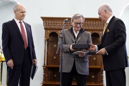 Bošnjački institut dodjelom Medalje odao priznanje Dževadu Karahasanu i Safetu Zecu (FOTO)