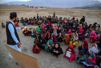 KAD PRIMITIVIZAM ZAVLADA Afganistanske djevojčice u suzama završavaju šesti razred