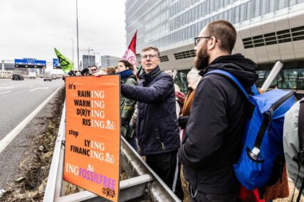KOLAPS U HOLANDIJI Klimatski aktivisti blokirali dio autoputa oko Amsterdama (FOTO)