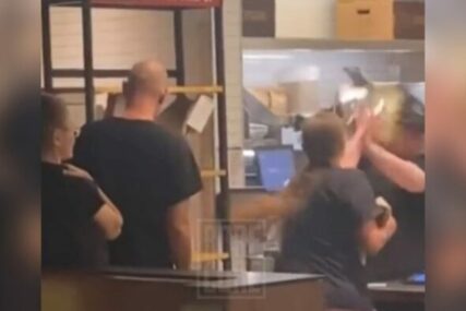 (VIDEO) Žena u SAD-u napala radnicu fast fooda: Sud joj naredio da dva mjeseca tamo radi
