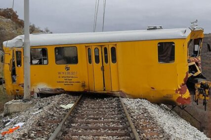 Voz nije stao na stanici kod Rijeke, pa izletio s pruge (FOTO)