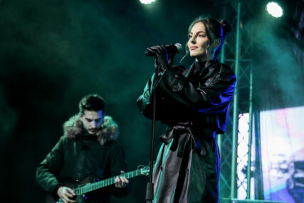 Džejla Ramović održala koncert u gradu Soli i oduševila tuzlansku publiku