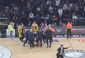 Košarkaš iz Izraela pogođen u glavu na utakmici u Turskoj (VIDEO)
