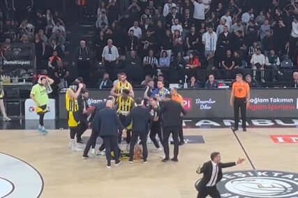 Košarkaš iz Izraela pogođen u glavu na utakmici u Turskoj (VIDEO)