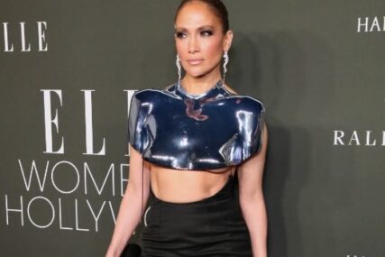 Jennifer Lopez prošetala crvenim tepihom, pa umalo pokazala više nego što je planirala (FOTO)