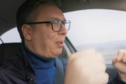 "Simpatični" Vučić provozao staru Škodu: "Rijetko vozim sam, osim kad pobjegnem..." (VIDEO)
